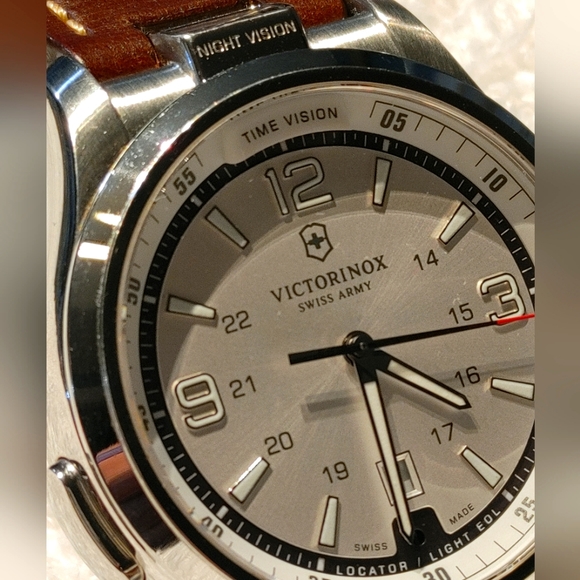Victorinox Swiss Army Saphire Crystal night vision watch - Picture 1 of 16
